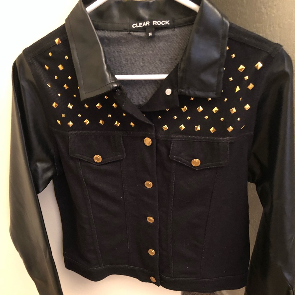 Black jean with leather hand jacket